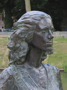 902296 Afbeelding van de kop van het bronzen beeld van verzetsstrijdster Truus van Lier (1921-1943), gemaakt door Joyce ...